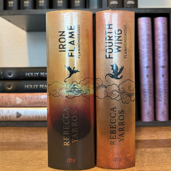 Fourth Wing + Iron Flame - GERMAN EDITIONS by Rebecca Yarros - NEW In PLASTIC - Picture 3 of 8